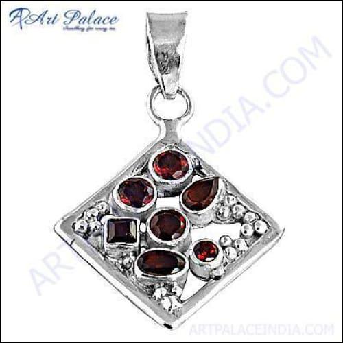 Elegant garnet and silver pendant showcasing a vibrant garnet gemstone set in a stylish silver design, perfect for any occasion.