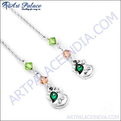 Elegant long silver earrings featuring a beautiful green glass inlay, showcasing a stylish and sophisticated design.