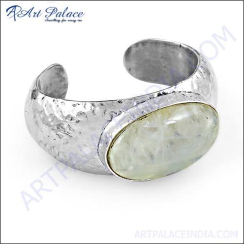 Elegant silver bangle featuring a radiant rainbow moonstone gemstone, handcrafted with exquisite detail.