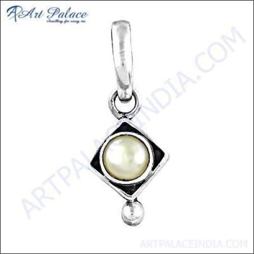 Elegant silver pendant featuring a single pearl gemstone, showcasing a minimalist design perfect for any occasion.