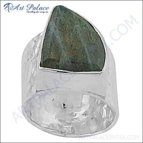 Handmade silver ring featuring a unique labradorite gemstone, showcasing its iridescent colors and artisan craftsmanship.