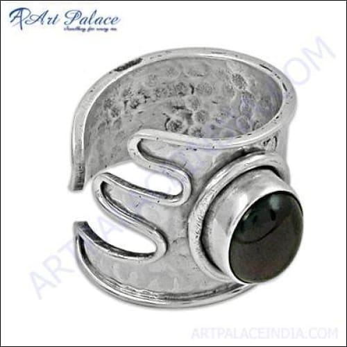 Handmade Unique Style Garnet Gemstone Silver Ring featuring a deep red garnet set in an elegant silver band, showcasing exquisite craftsmanship.