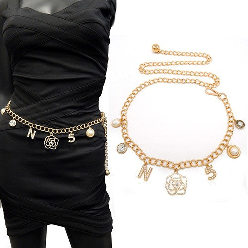 A luxurious charm chain belt featuring a lobster claw clasp, elegantly designed for stylish outfits.