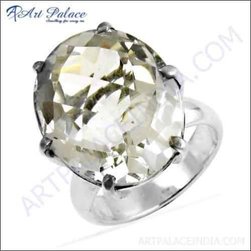 A stunning 925 silver ring featuring a sparkling cubic zirconia gemstone, showcasing elegance and craftsmanship.