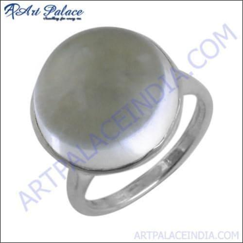 A stunning 925 sterling silver ring featuring an ingenious crystal gemstone, showcasing intricate design and fine finishing.