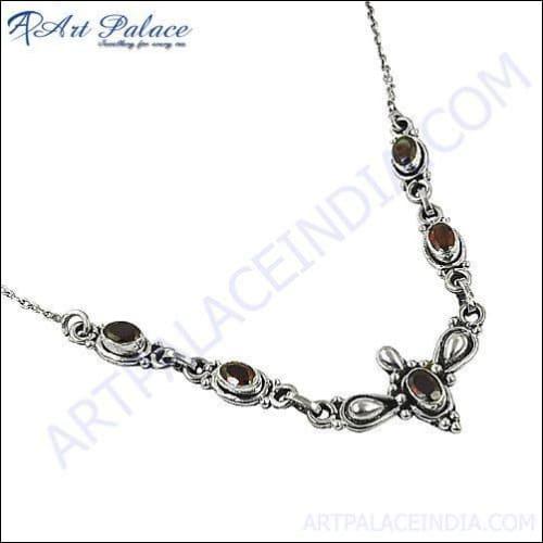 A stunning garnet and silver necklace featuring deep red garnet gemstones set in a polished silver pendant, showcasing elegance and sophistication.