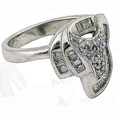 Stylish 925 silver ring featuring a sparkling white cubic zirconia gemstone, elegantly designed for modern fashion.