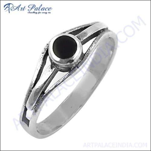Stylish black onyx gemstone silver ring made of 925 sterling silver, showcasing a sleek design perfect for nightlife.