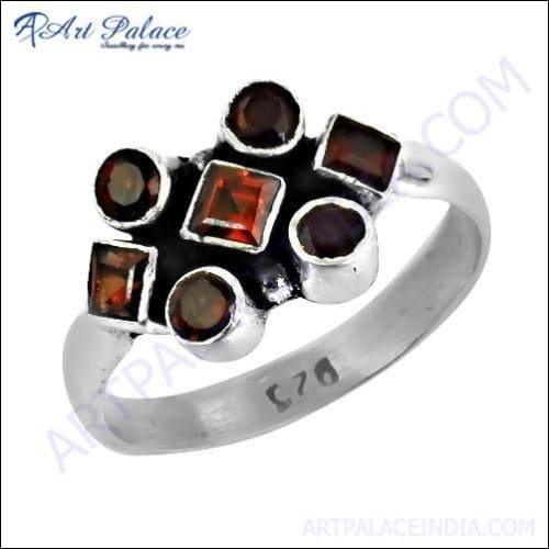 Stylish silver ring featuring a deep red garnet gemstone, elegantly designed for modern fashion.