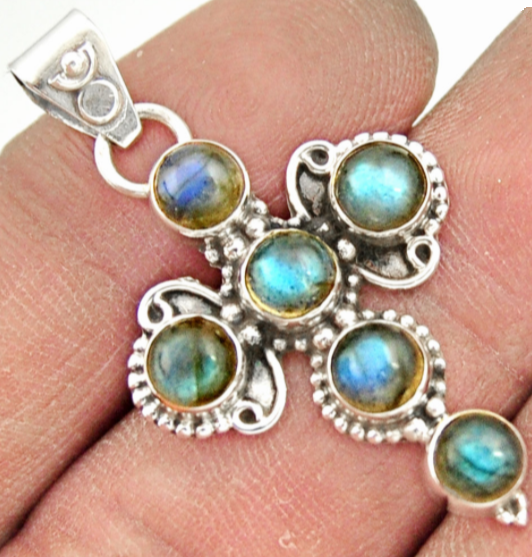 Collier en labradorite et argent 925 avec pendentif en forme de croix, scintillant sous la lumière.