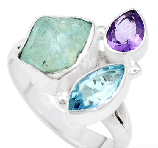 Bague en Argent 925 ornée de Topaze bleue, Aigue-marine et Améthyste, symbolisant lucidité et confiance.