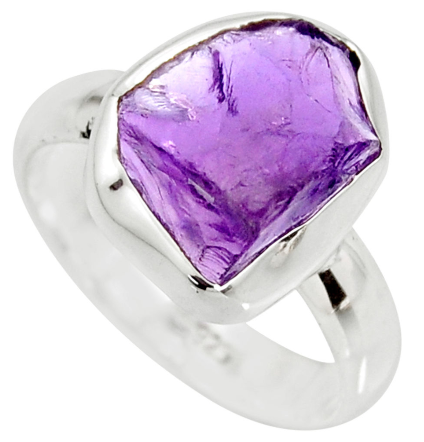 Bague en améthyste brute sertie d'argent 925, symbolisant clarté et sagesse, avec une pierre violette naturelle.