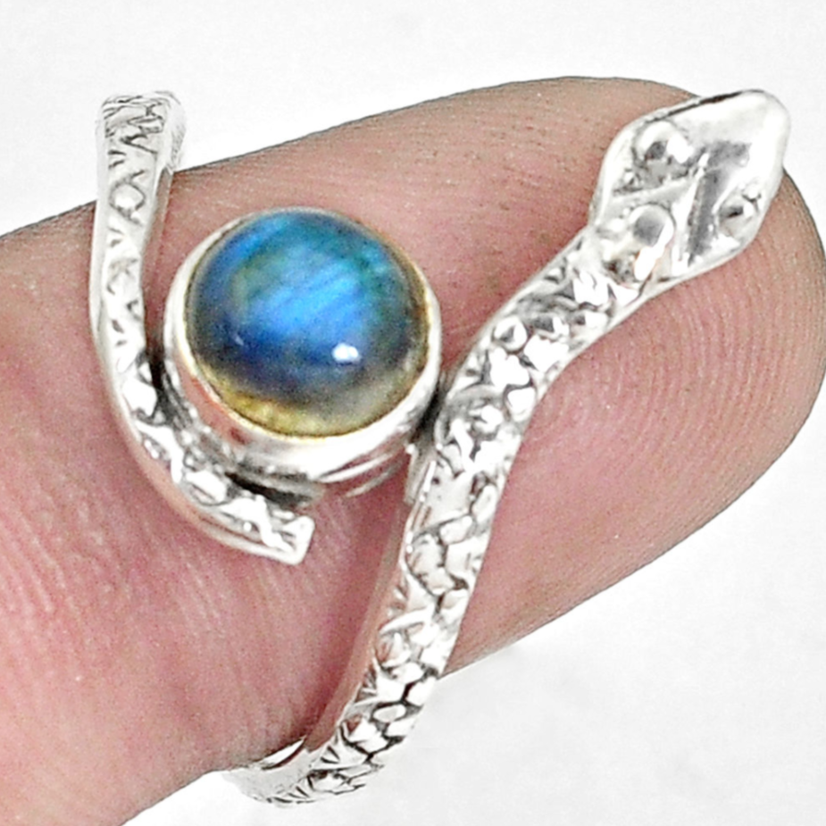Bague en Labradorite avec serpent en argent 925, symbolisant guérison et protection, avec reflets bleutés de la pierre.