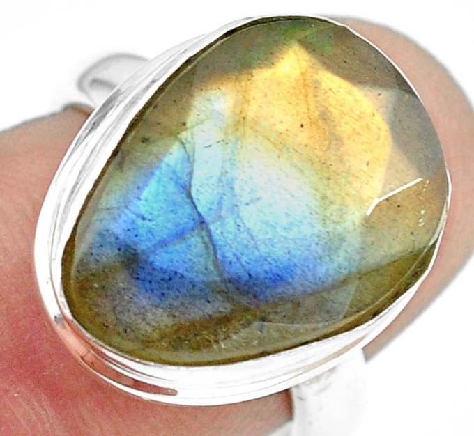 Bague en Labradorite avec reflets métalliques, sertie sur un anneau en Argent 925, symbolisant intuition et protection.