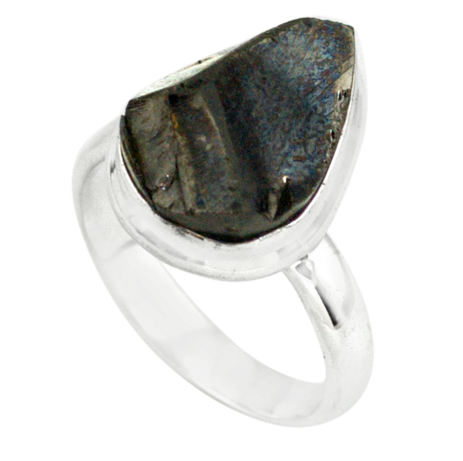 Bague en shungite et argent 925, symbole de protection énergétique, avec une pierre noire intense et un design élégant.