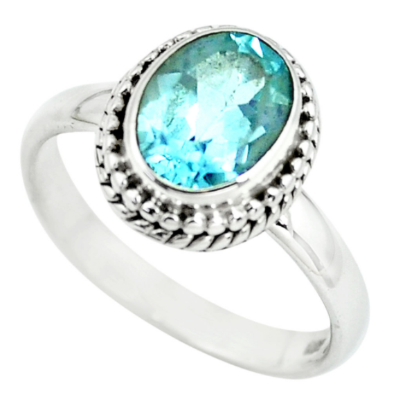 Bague ajustable en topaze bleue et argent 925, mettant en valeur la pierre précieuse et le design élégant.