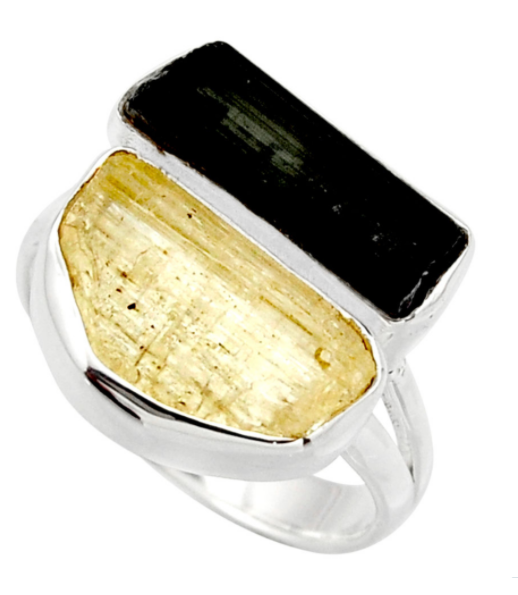 Bague en tourmaline noire et scapolite jaune dorée en argent 925, mettant en valeur les pierres brutes et le design élégant.