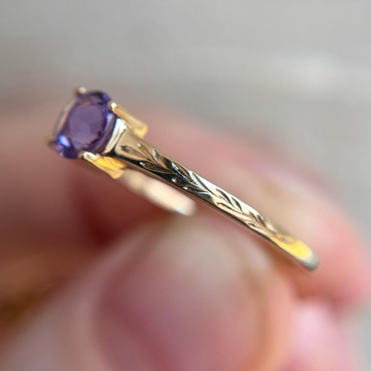 Gold plated silver ring featuring a natural amethyst stone in a round design, showcasing elegance and modern style.