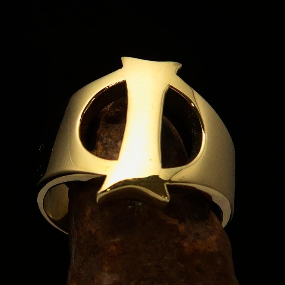 Mirror polished men's brass initial ring featuring a bold letter I, showcasing its sleek design and high polish finish.