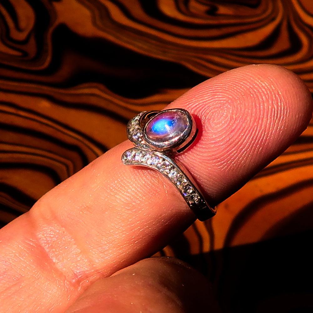 Sterling Silver Solitaire Ring featuring an oval Ceylon Moonstone, polished finish, and hallmark 925.