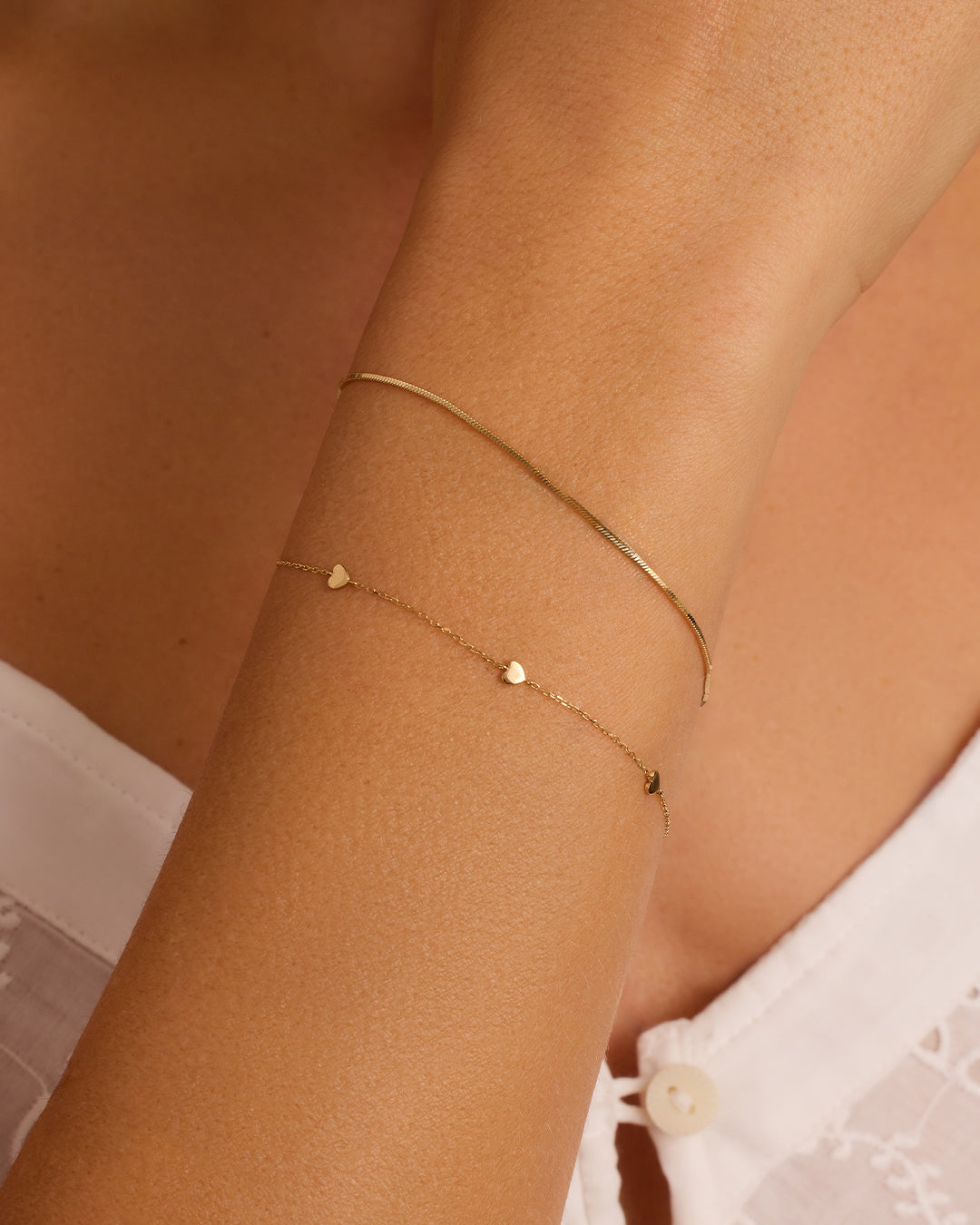 Elegant 14k Gold Heart Bracelet featuring a delicate heart design, perfect for any outfit.