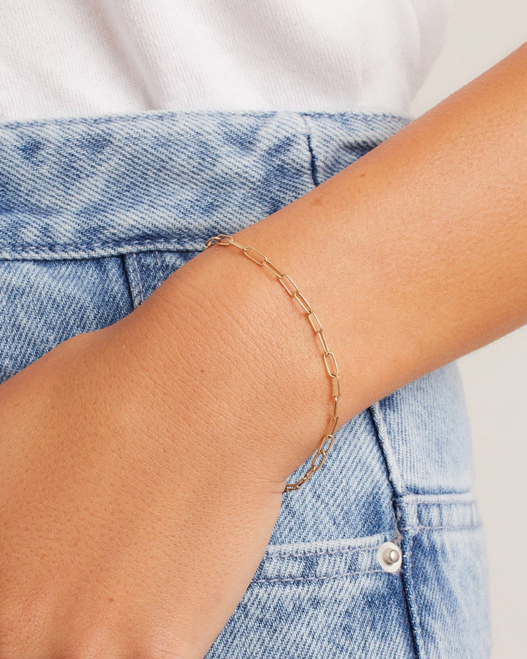 A luxurious 14k Gold Parker Mini Bracelet featuring a bold design with a 5 mm ring closure and 7 mm hinge clasp.