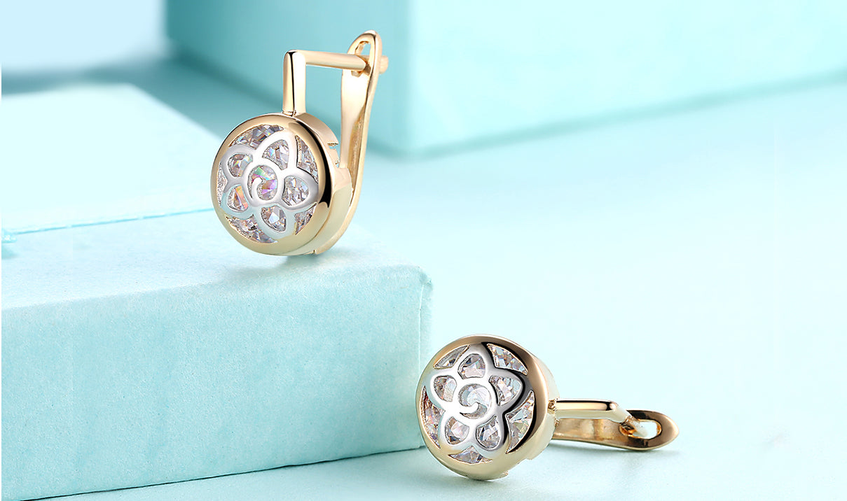 Elegant 14K gold plated circular clip-on earrings featuring a white daisy design, perfect for any occasion.