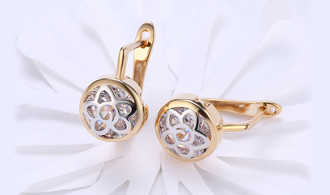 Elegant 14K gold plated circular clip-on earrings featuring a white daisy design, perfect for any occasion.