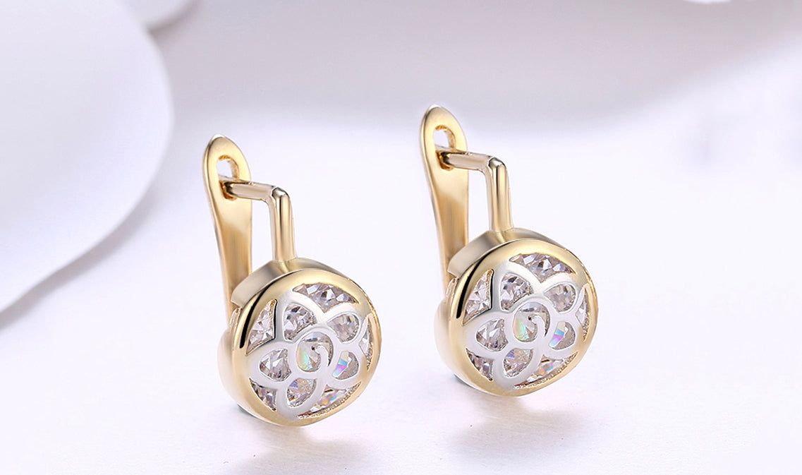 Elegant 14K gold plated circular clip-on earrings featuring a white daisy design, perfect for any occasion.