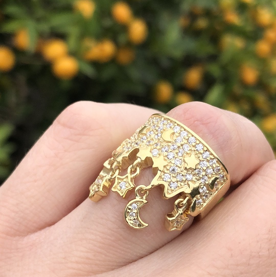 8X014 Gold 925 Sterling Silver Ring featuring a clear AAA Grade CZ stone, showcasing its elegant design and luxurious finish.