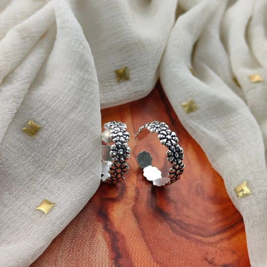 A beautiful 925 silver toe ring set featuring a floral design, perfect for summer beach outings and casual wear.