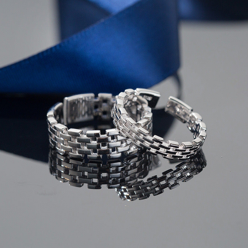 Adjustable Great Wall Couple Open Rings made of alloy, showcasing a unique design symbolizing love and unity.