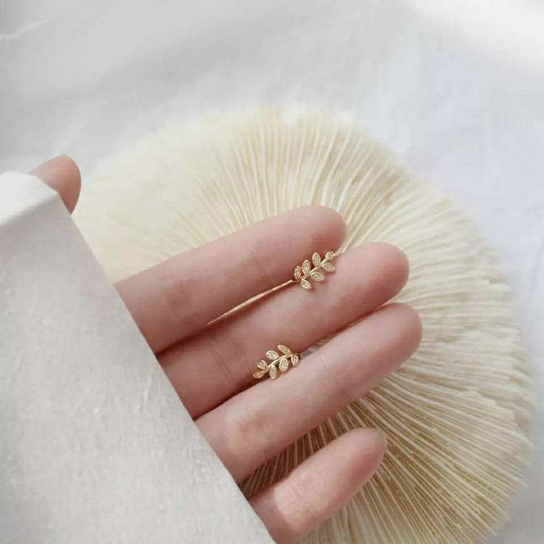 Adjustable No Piercing Single Leaf Wide Wire Ear Wrap Cuff in gold and silver, showcasing intricate leaf design and adjustable fit.