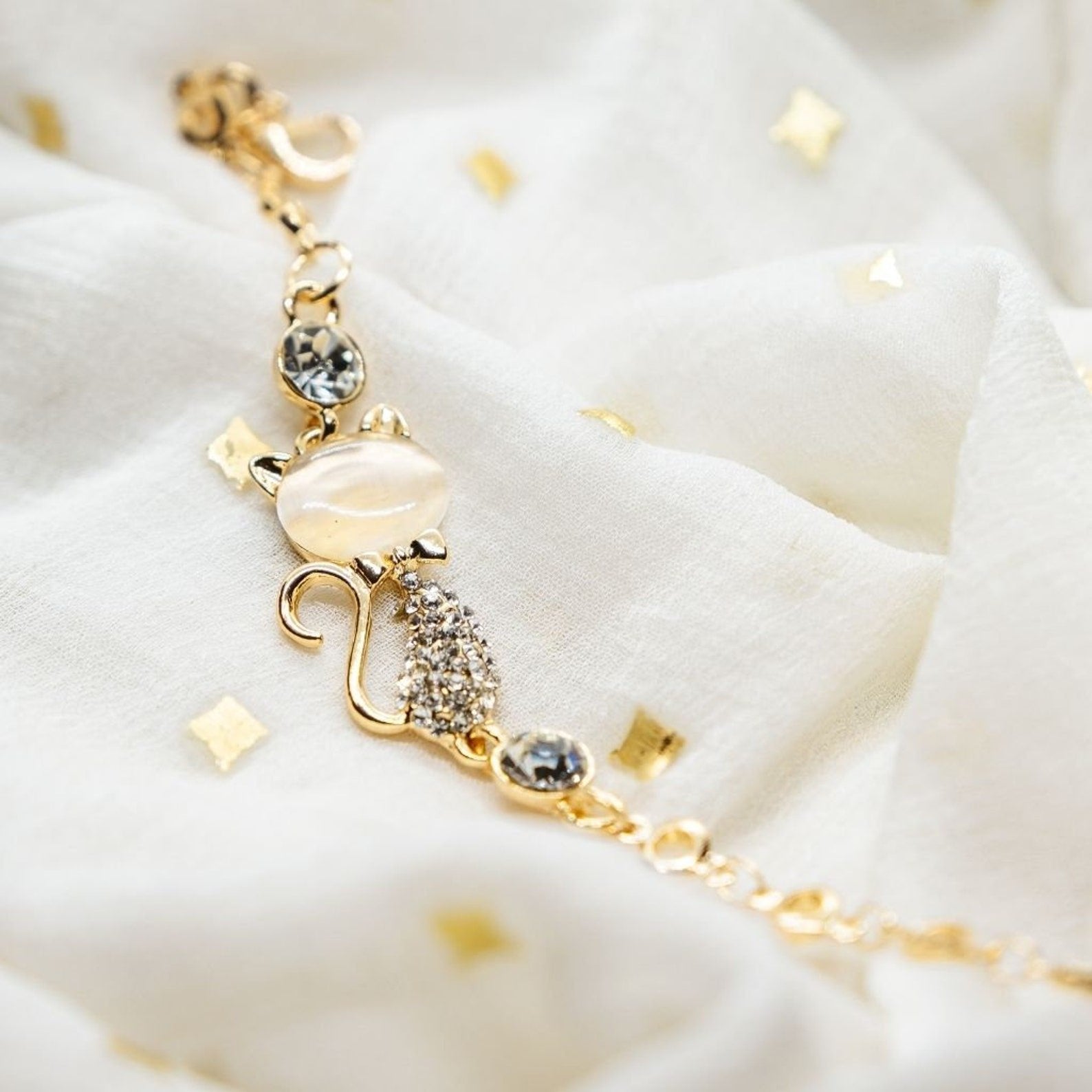 Adjustable rose gold bracelet featuring a cat charm with zircon accents, perfect for cat lovers.