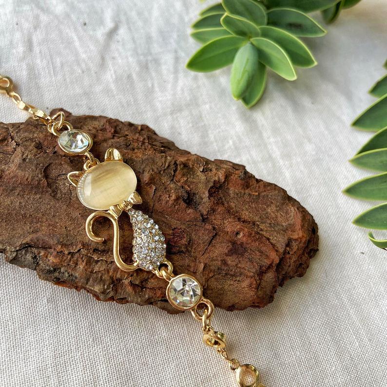 Adjustable rose gold bracelet featuring a cat charm with zircon accents, perfect for cat lovers.