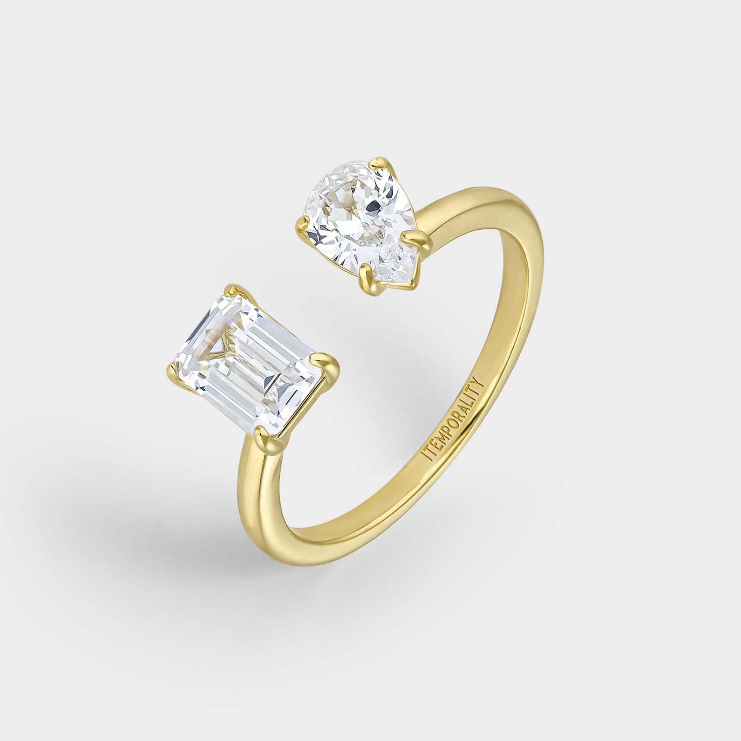Anillo de plata bañada en oro amarillo con circonitas blancas, elegante y brillante, ideal para cualquier ocasión.