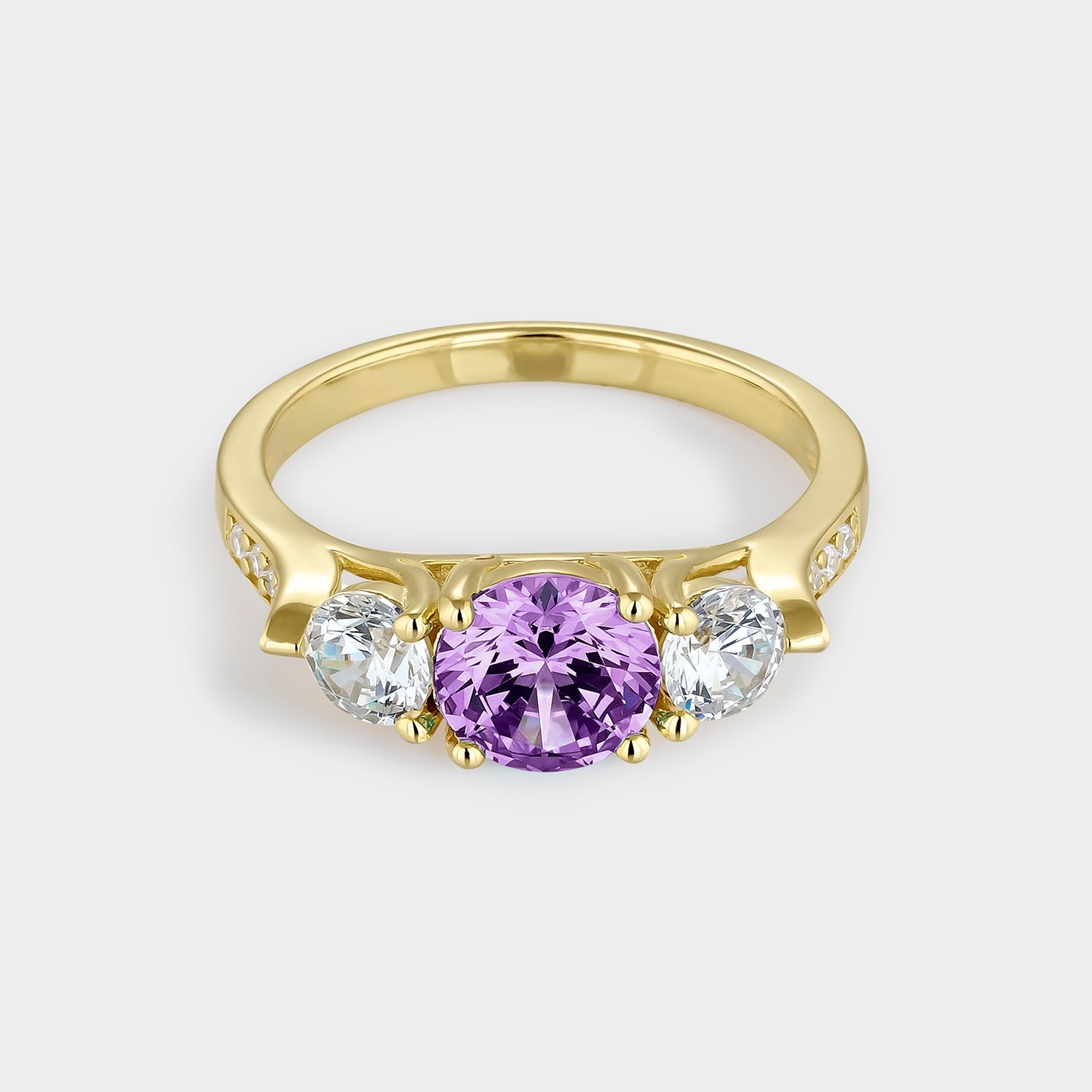 Anillo de plata bañada en oro amarillo con circonitas blancas y amatista, elegante y sofisticado.