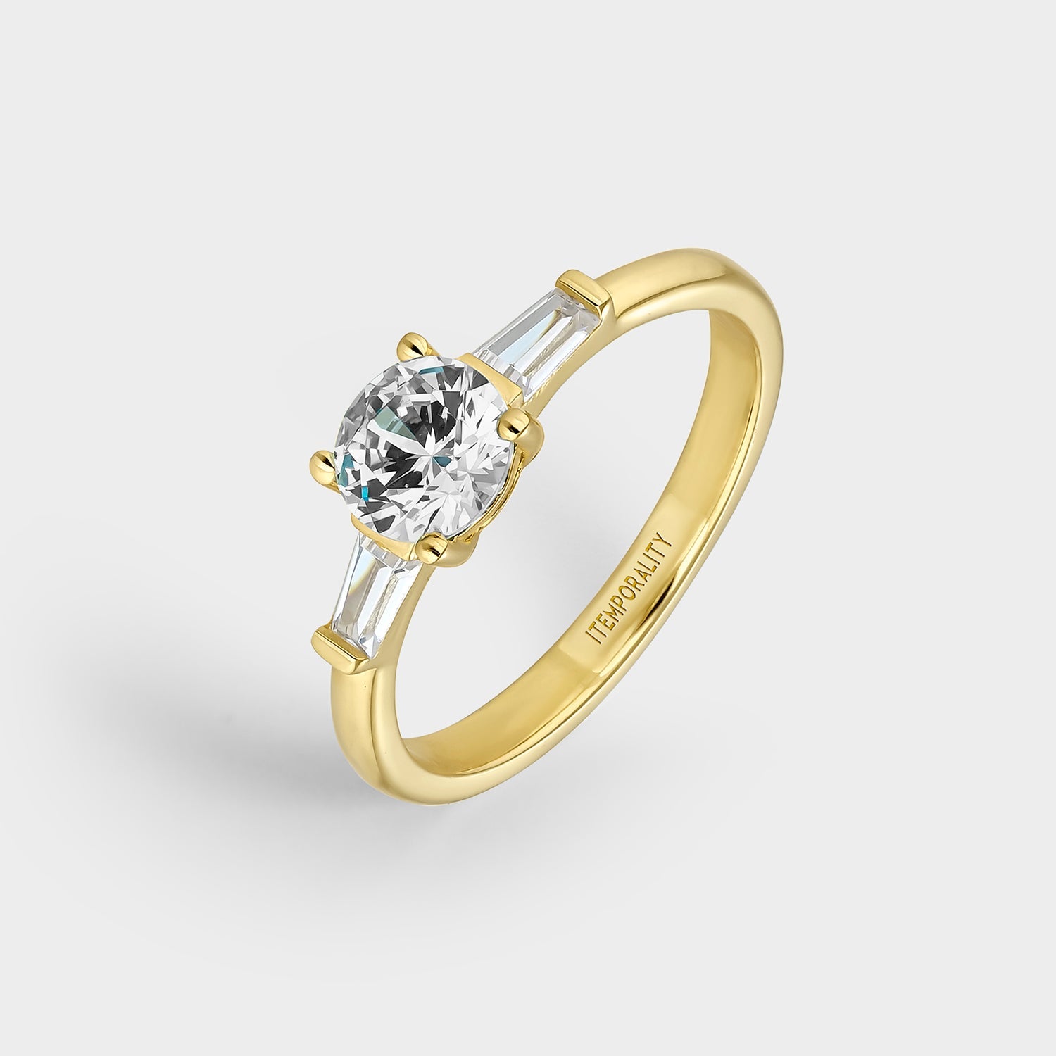 Anillo de plata bañada en oro amarillo con circonitas blancas, elegante y sofisticado, ideal para cualquier ocasión.