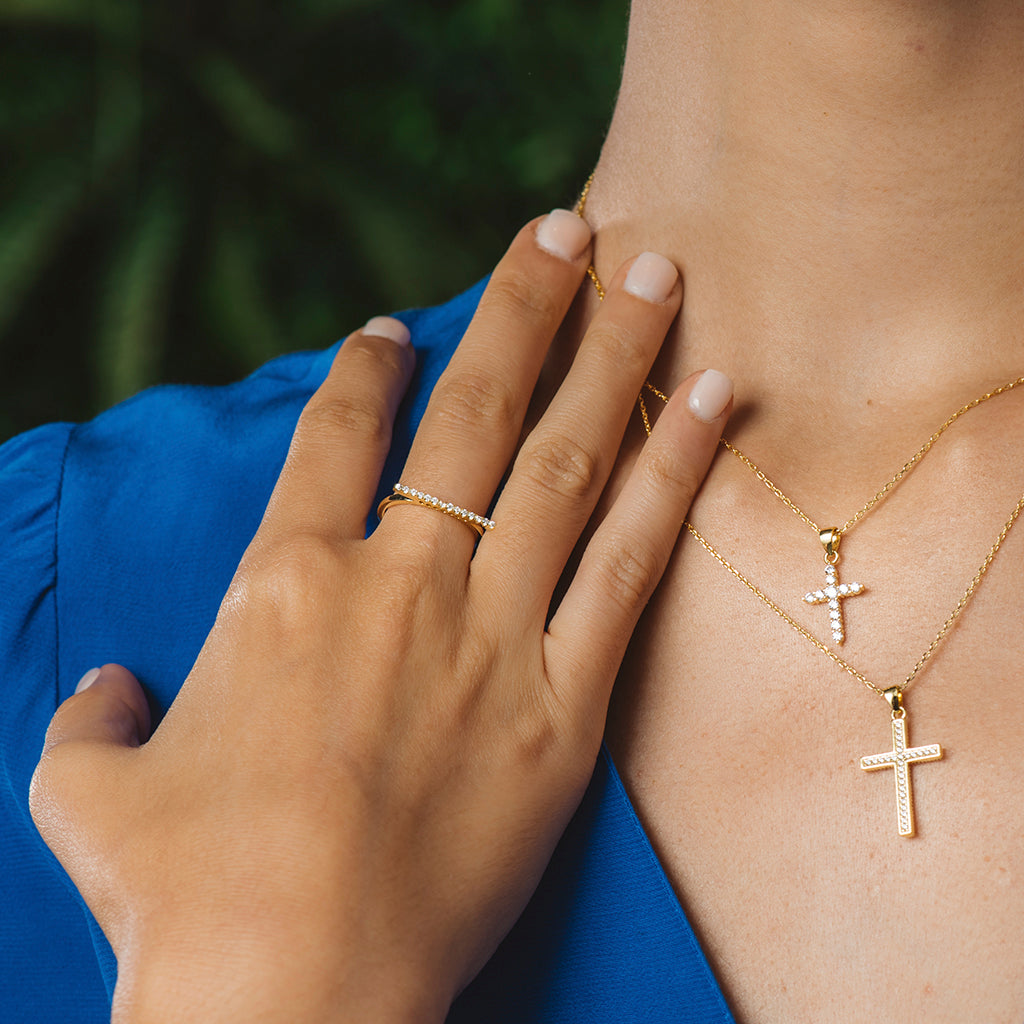 Anillo de plata bañada en oro con circonitas blancas en fila, elegante y moderno.