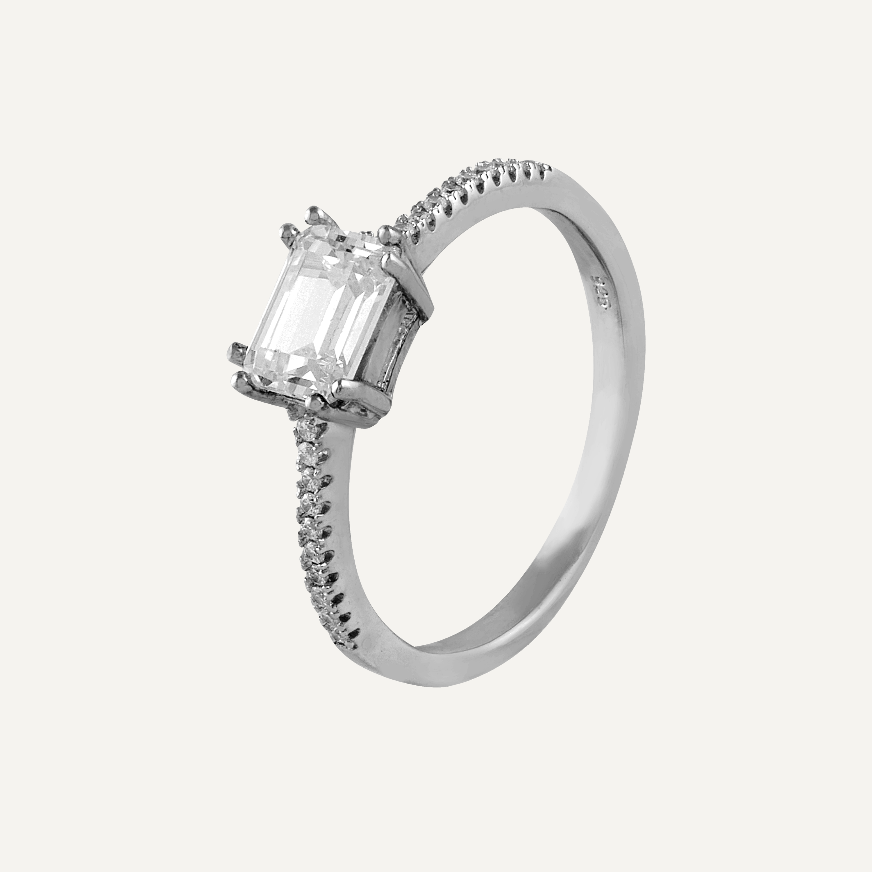 Anillo de plata con circonita blanca rectangular engastada en 4 garras, elegante y brillante.