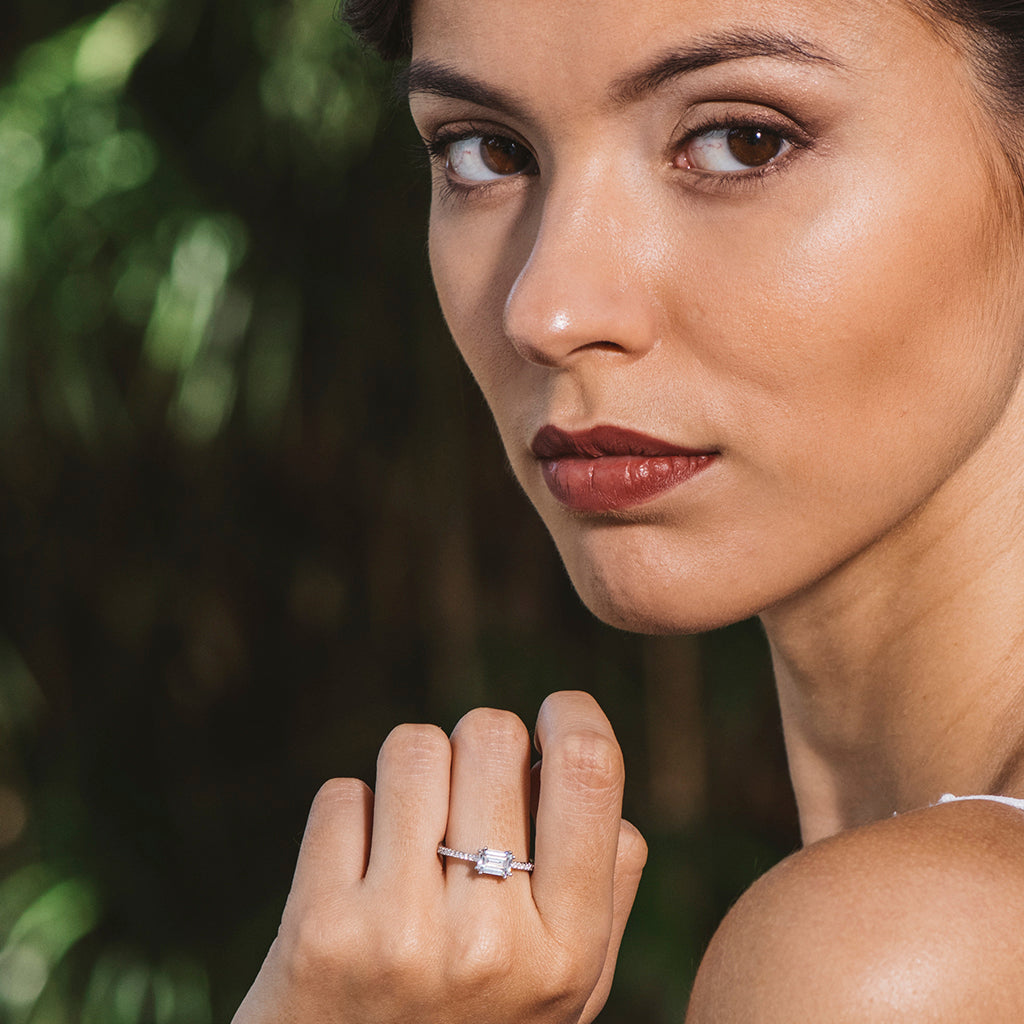 Anillo de plata con circonita blanca rectangular engastada en 4 garras, elegante y brillante.