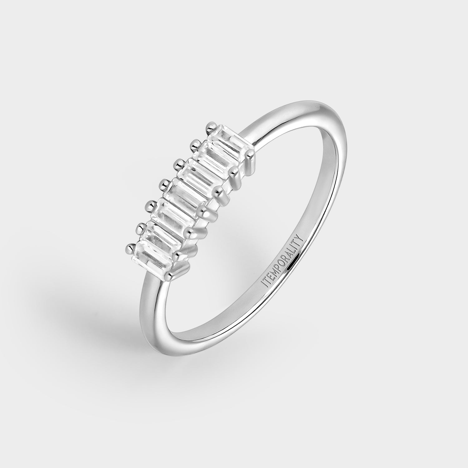 Anillo de plata con circonitas rectangulares blancas, elegante y moderno, ideal para cualquier ocasión.