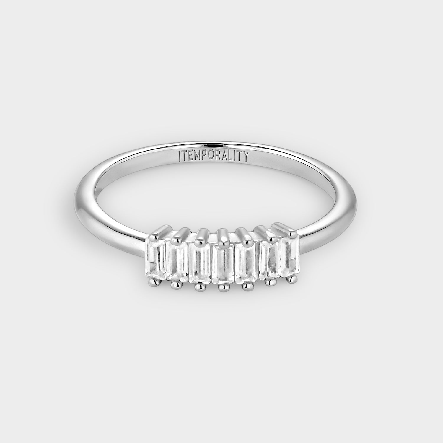 Anillo de plata con circonitas rectangulares blancas, elegante y moderno, ideal para cualquier ocasión.