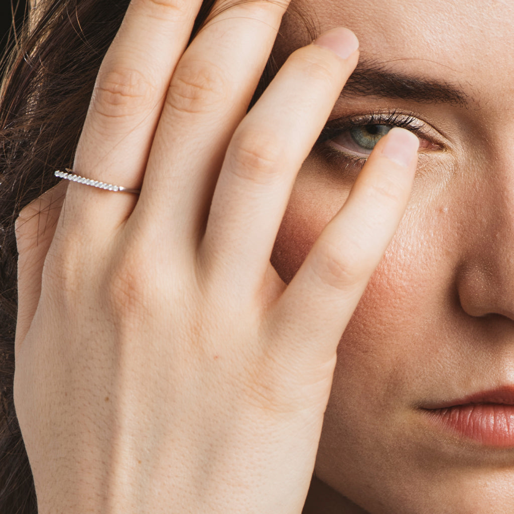 Anillo de plata con circonitas blancas brillantes en fila, elegante y moderno, ideal para ocasiones especiales.