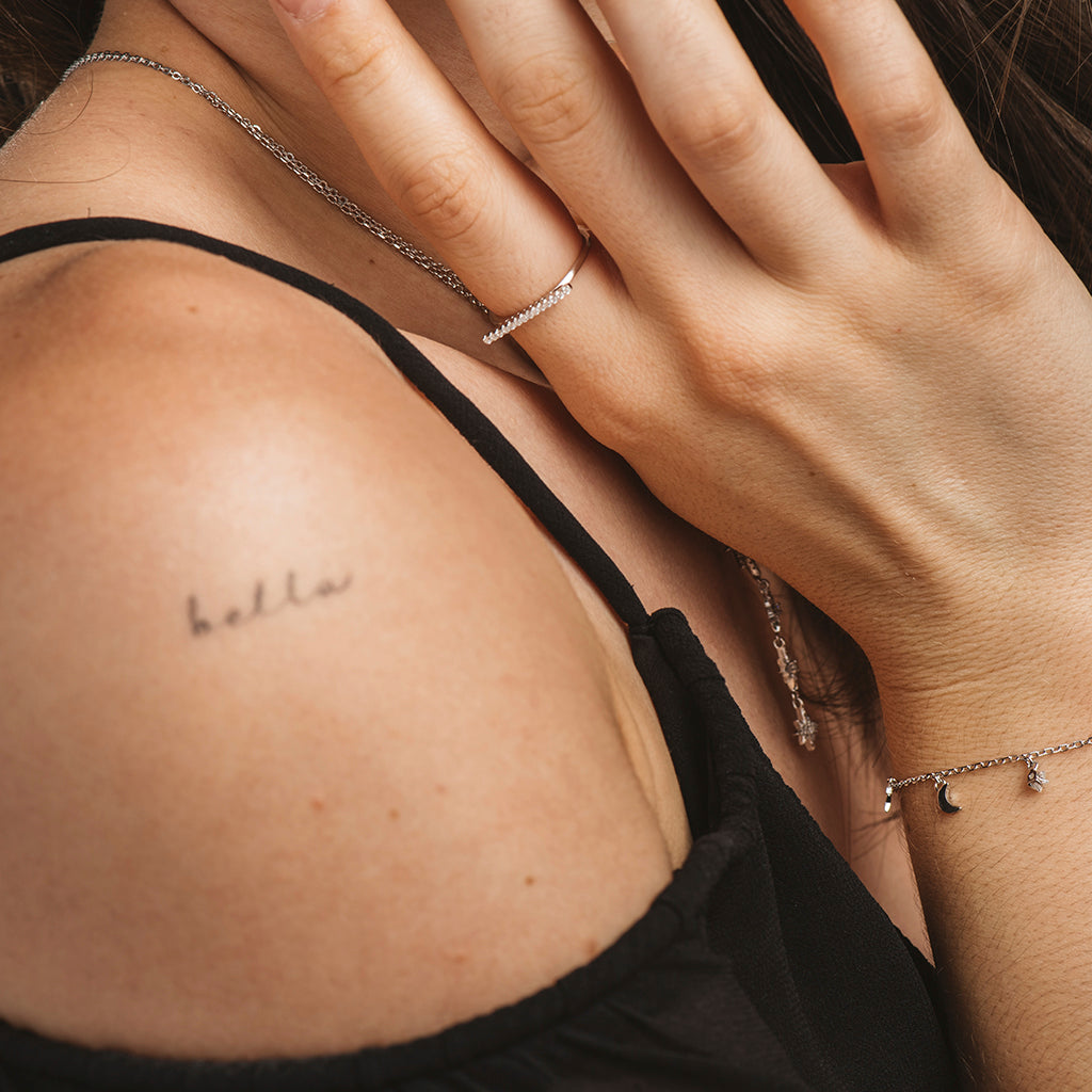 Anillo de plata con circonitas blancas brillantes en fila, elegante y moderno, ideal para ocasiones especiales.