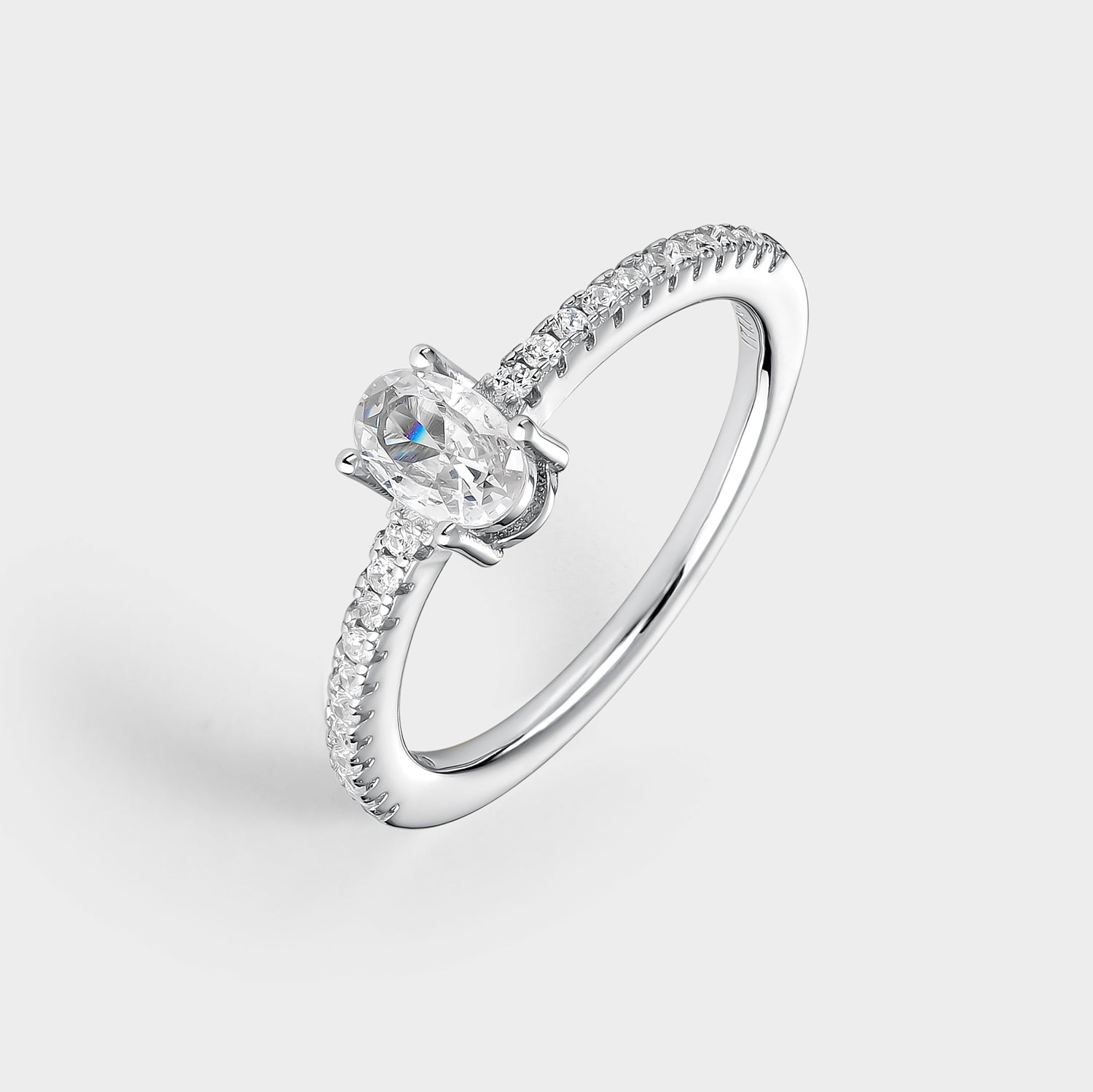 Anillo pavé oval de plata con circonitas blancas, elegante y brillante, con un diseño atemporal y una circonita central engastada.