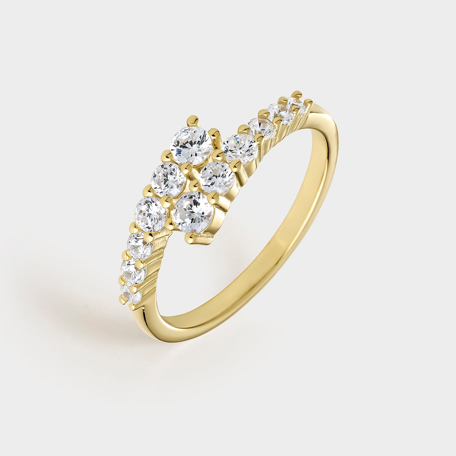 Anillo de plata bañada en oro amarillo con circonitas blancas engastadas, elegante y brillante.
