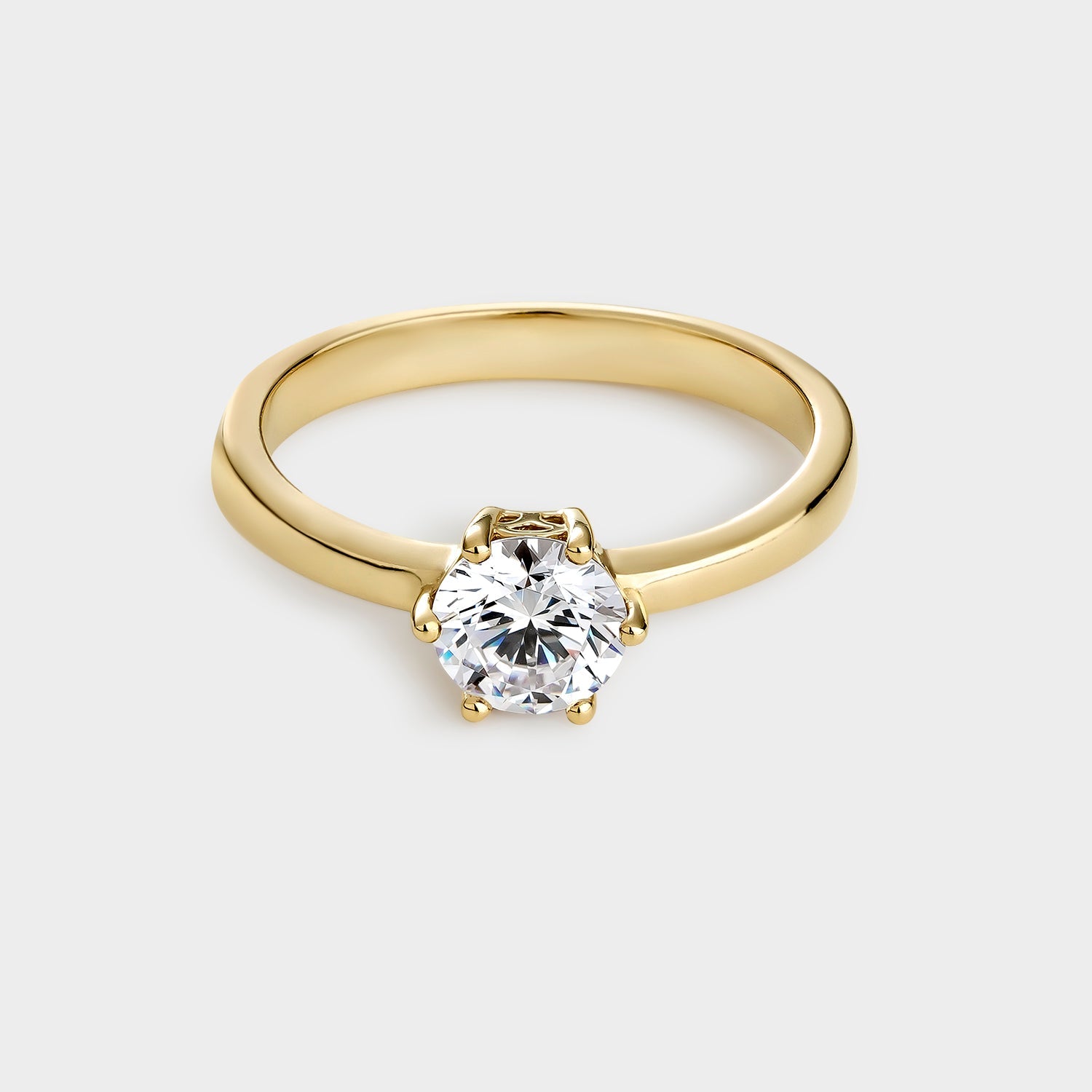 Anillo solitario de plata chapado en oro amarillo con circonita de 6 mm, elegante y brillante, ideal para compromisos y ocasiones especiales.