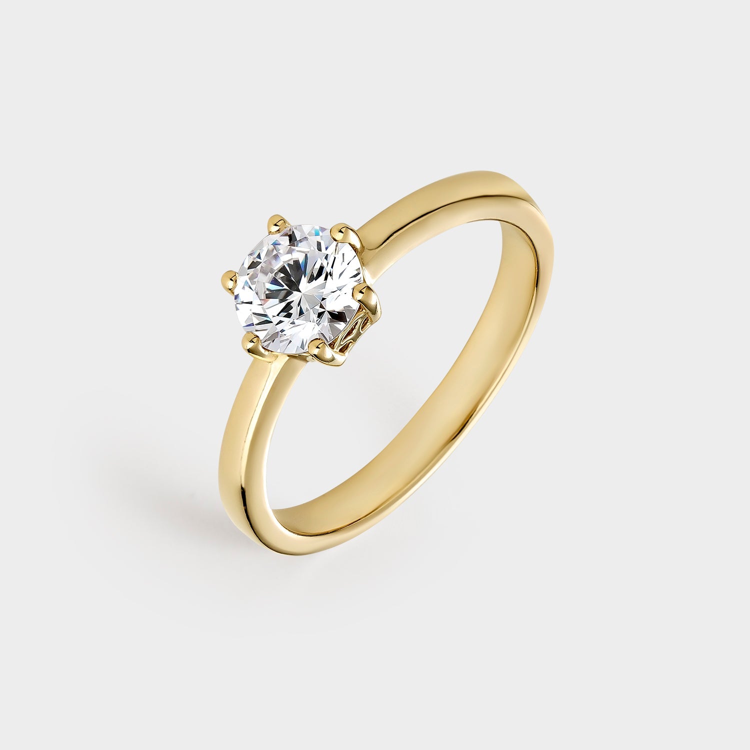 Anillo solitario de plata chapado en oro amarillo con circonita de 6 mm, elegante y brillante, ideal para compromisos y ocasiones especiales.