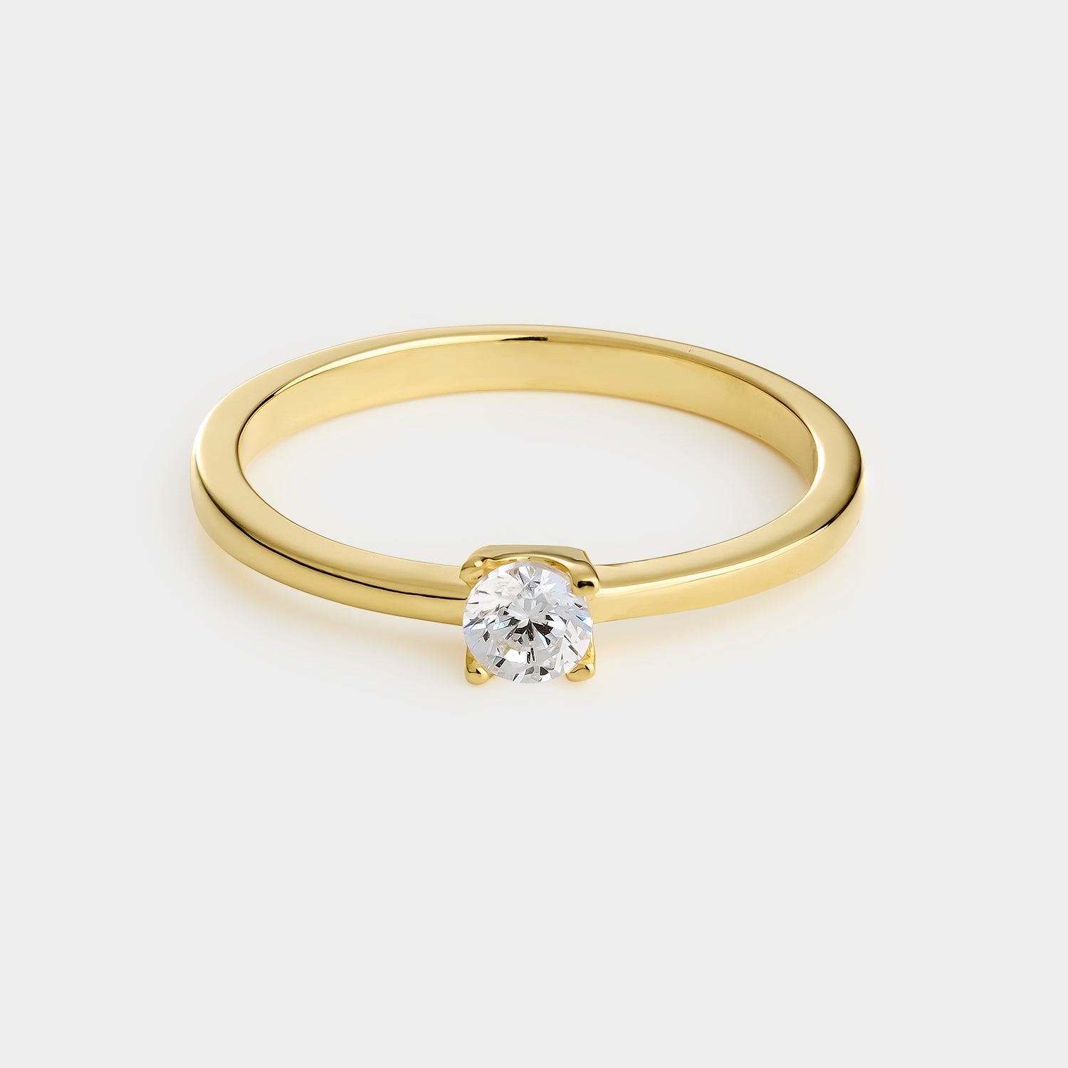 Anillo solitario de plata chapado en oro amarillo con circonita de 3,8 mm, elegante y brillante, montado sobre cuatro garras.